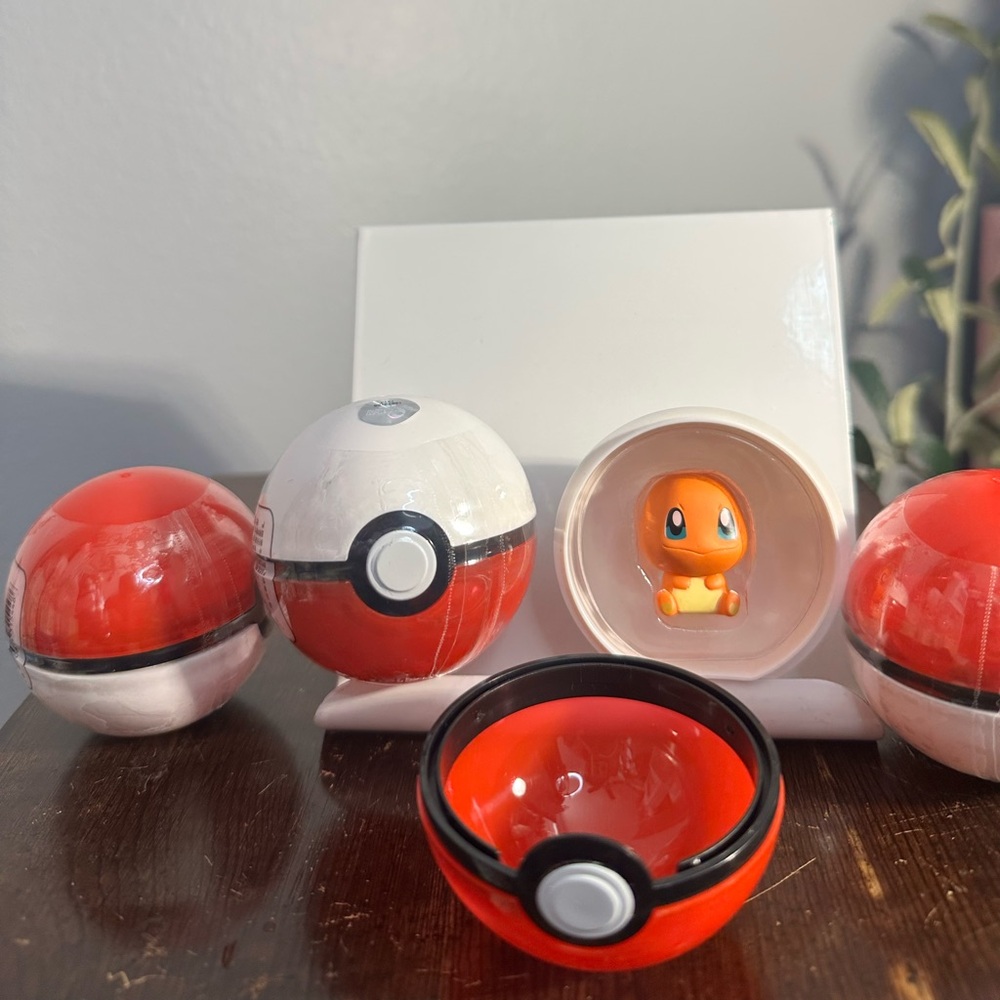 Pokemon Palmsize Wonders (1) Poké Ball Set with Figure - Picture 2 of 4
